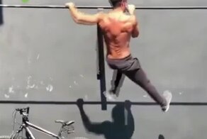 Парень отлично владеет своим телом