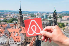 Мошенники и кидалы: Airbnb запретил россиянам и белорусам бронировать жилье и впечатления
