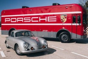 Крутой ретро-автобус в стиле Porsche для перевозки гоночного автомобиля