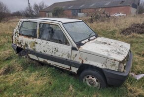 Машины, мотоциклы и даже вертолёт: автомобильное наследие, спрятанное на заброшенной ферме