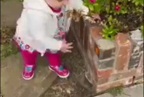 Девочка родилась в 2020 году и теперь везде видит санитайзеры