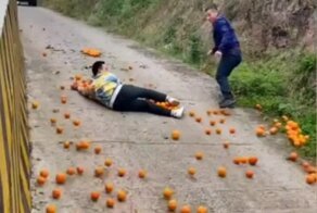 Дерзкий побег мандаринов из грузовика