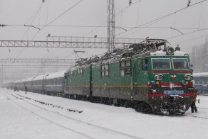 Суровое зимнее путешествие на поезде (5 фото)