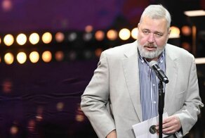 "Это тебе за наших сынов, Муратов!": главреда "Новой газеты" залили краской