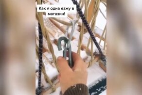 Девушка показала, как добирается до магазина зимой