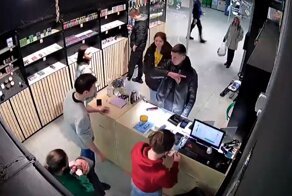 Атаковавший сотрудника магазина покупатель рассказал свою версию событий