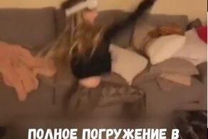 Девушка погрузилась в виртуальную реальность с головой 