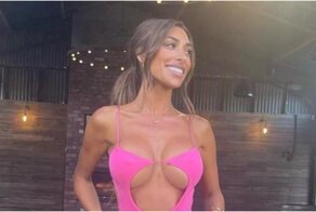 Гостья на свадьбе переплюнула невесту своим откровенным вырезом