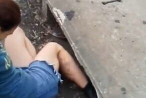Девушка спасла котенка из ливневой канализации