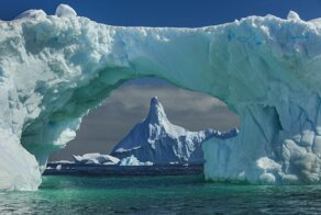 Зелёный, чёрный, голубой, лёд выбирай себе любой: откуда в Антарктиде разноцветные льдины?