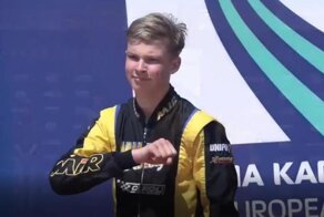Юный автогонщик зиганул на пьедестале, но объяснил, что его неправильно поняли