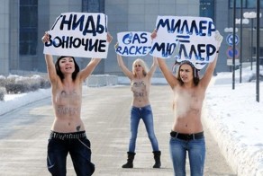 FEMEN гасят Газпром (22 фото + 1 видео)