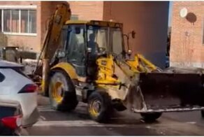 Мама-трактор вывела своих детёнышей на прогулку