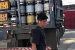 Профессиональный грузчик за работой 