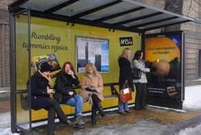 Остановка с горячей картошкой (2 фото)