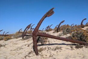 Откуда на португальском пляже взялось настоящее "кладбище якорей"