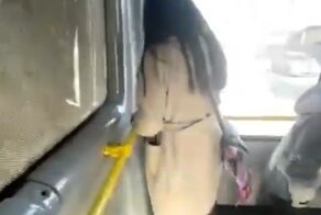 В Екатеринбурге девушка делала интимные фото прямо в общественном транспорте