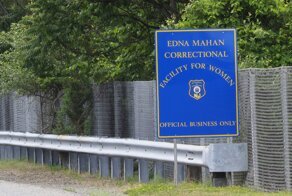 В женской тюрьме две сокамерницы забеременели от третьей