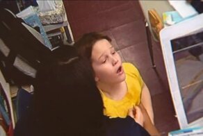Учительница спасла ученика, который подавился крышкой от бутылки с водой