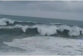Сила стихии: огромные волны у побережья испанского города
