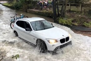 101 гидроудар: городок в Великобритании стал популярным из-за автомобилей, бороздящих глубокие воды