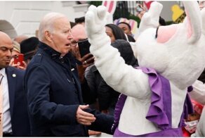 Джо Байдена напугал гигантский пасхальный кролик