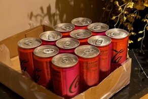 Выставив в подъезде 12 банок газировки, мужчина начал целый марафон доброты