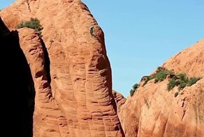 Эффектный спуск с горы на велосипеде