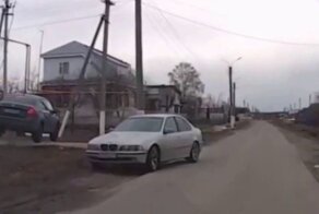 В Чувашии пьяный водитель пролетел между двумя столбами и врезался в забор частного дома