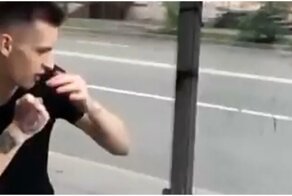 Вандалу-неудачнику не хватило сил разбить стекло