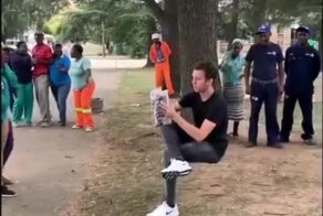 Шутник удивил прохожих трюком с "невидимым стулом"