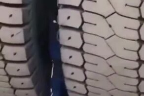 Впечатляющие размеры карьерного самосвала