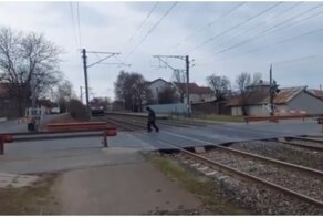 Поезд едва не сбил неосторожного дедушку