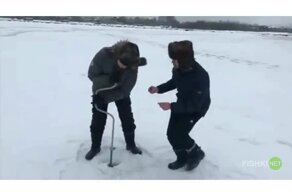 Позитивные парни на рыбалке