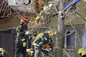В Москве парень рухнул с 13 этажа на дерево