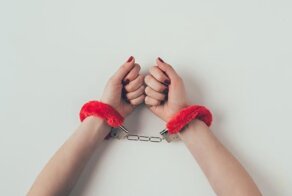 В Петербурге вынесли приговор женщине, покусавшей двух полицейских