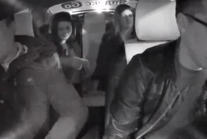 Девушки украли зарядный провод у таксиста