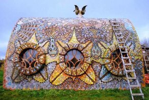 Как в Подмосковье появился дом, в котором все выполнено из мозаики