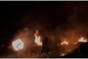 Во время огненного шоу в женщину прилетела горящая шина