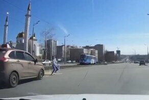 В Ижевске напротив центральной мечети таксист сбил девушку