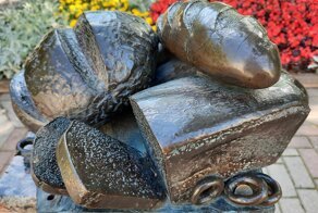 Настоящий памятник хлебу: мышь под булкой и потерянные бублики