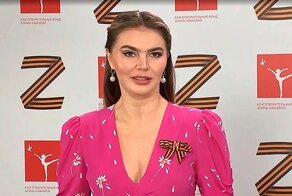 "Санкции на гардероб не повлияли": в Сети обсуждают наряд Кабаевой