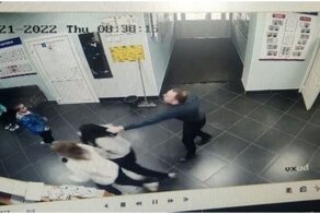 Замдиректора школы выдрал ученице клок волос за отсутствие сменки