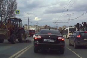 В Чебоксарах тракторист на пешеходном переходе переехал женщину: пострадавшая жива