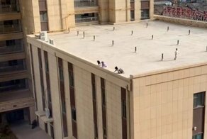 Китайские дети устроили на крыше роллердром