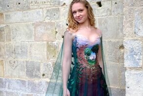 Дизайнер потратила более 190 часов на украшение платья сказочным пейзажем