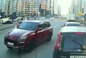 Массовое ДТП в Петербурге: один несётся куда-то, второй решил развернуться у автобусной остановки