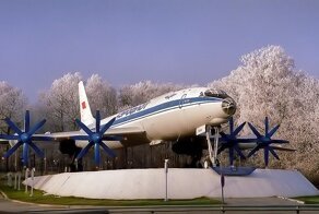 Почему пассажирскому самолёту Ту-144 делали носовую часть из стекла?