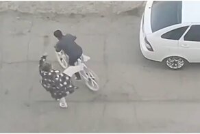 Женщина не стерпела того, что велосипедист её отверг
