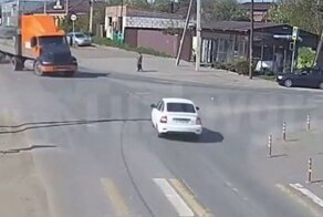 Авария дня. В Новочеркасске водитель тягача не пропустил встречную легковушку